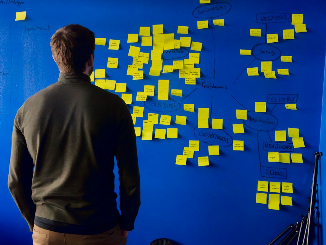 Haftnotizen an einer Wand beim Brainstorming für neue Dienstleistungsideen